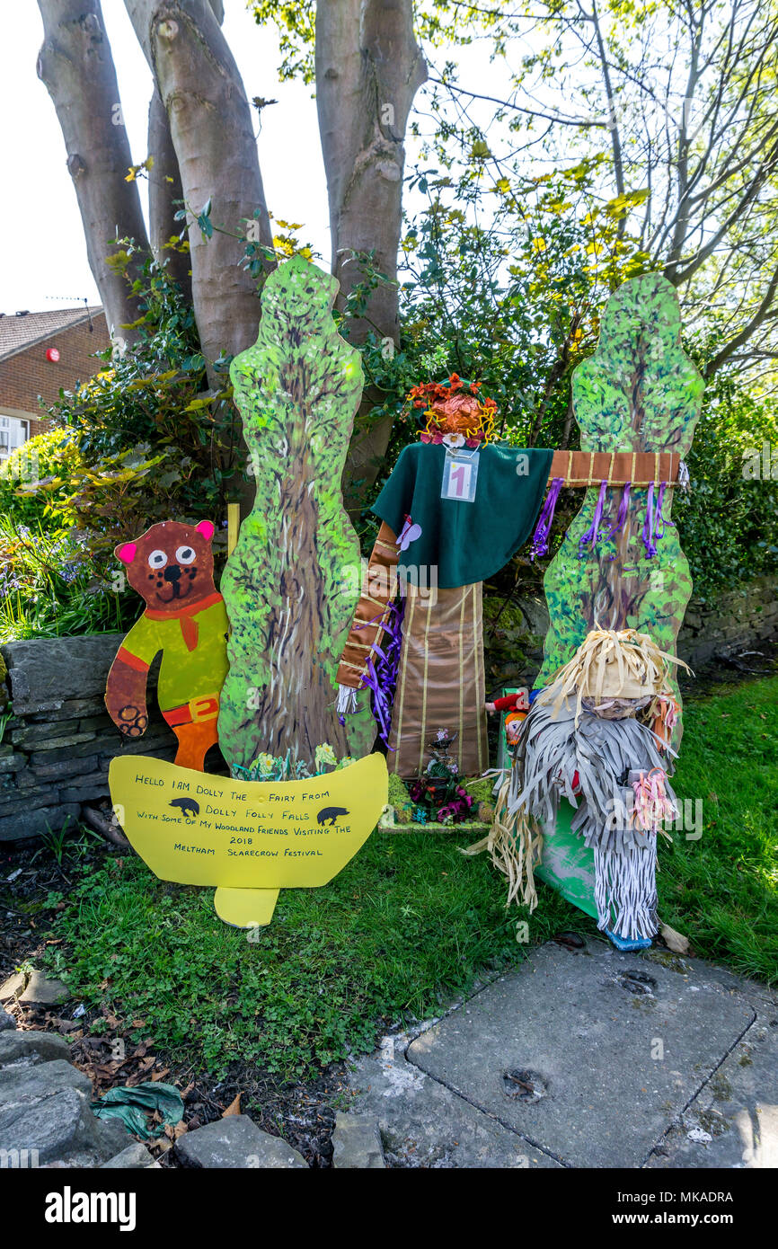 Dolly follia cade, Meltham spaventapasseri festival, Meltham Huddersfield, Regno Unito. Il 7 maggio 2018. Scarecrows visualizzato in Meltham 2018 spaventapasseri festival. Carl Dickinson/Alamy Live News Foto Stock