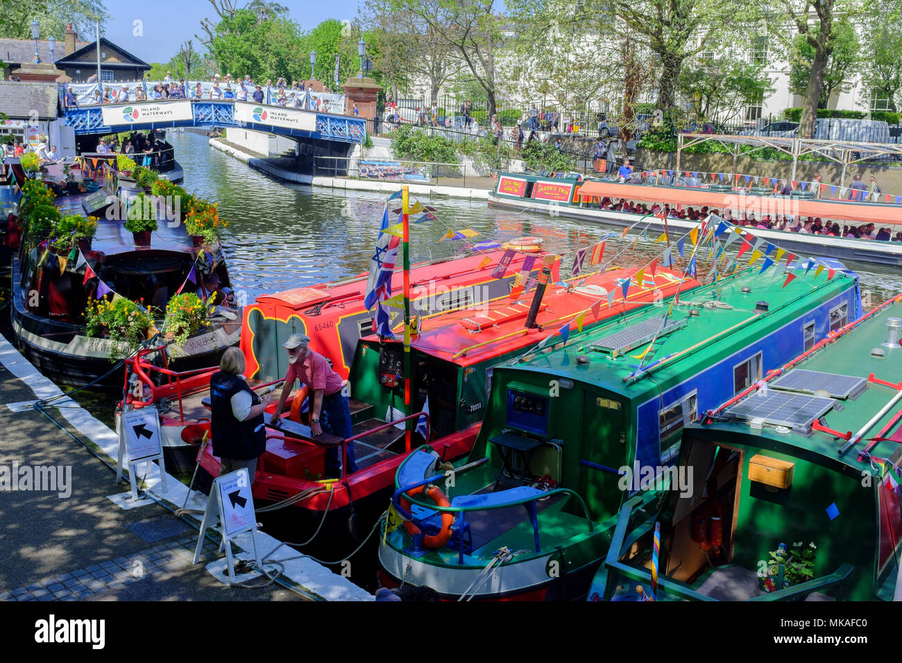 Londra, Regno Unito. 7 maggio 2018. Le barche colorate dei canali partecipano alla Canalway Cavalcade dell'Inland Waterways Association (IWA), Little Venice, Londra, UK. Foto Stock