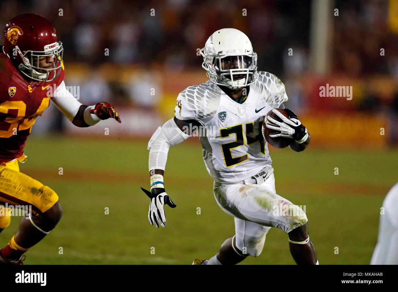 Los Angeles, California, USA. 03 Nov, 2012. Oregon Ducks running back Kenjon Barner #24 porta la palla durante il NCAA Football gioco tra la USC Trojans e l'Oregon Ducks al Colosseo in Los Angeles, California.Charles Baus/CSM/Alamy Live News Foto Stock