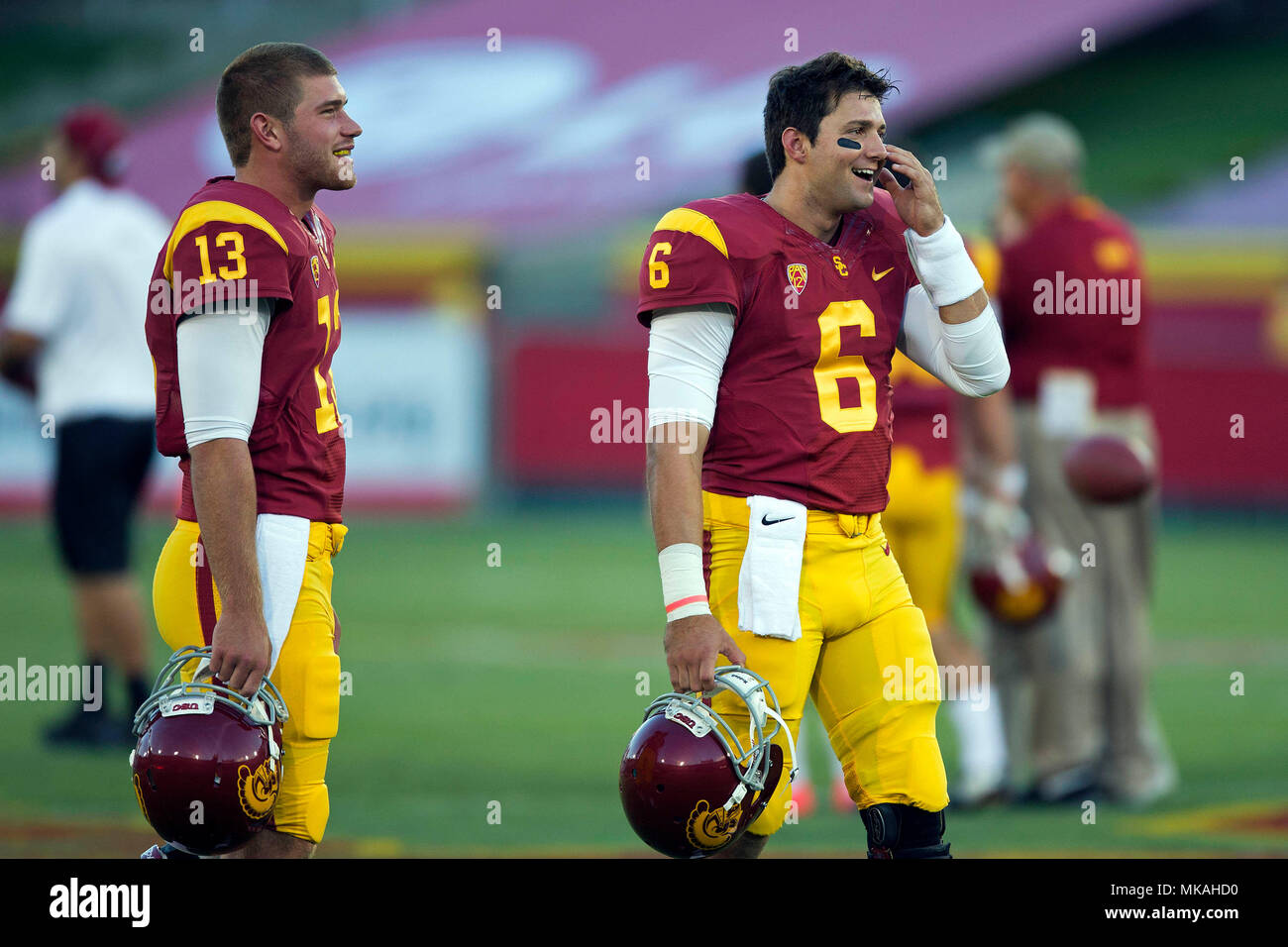 Los Angeles, California, USA. 07Th Sep, 2013. USC Trojans quarterback Cody Kessler #6 e USC Trojans quarterback Max Wittek #13 durante il NCAA Football gioco tra la USC Trojans e il Washington State Cougars al Colosseo in Los Angeles, California.Charles Baus/CSM/Alamy Live News Foto Stock