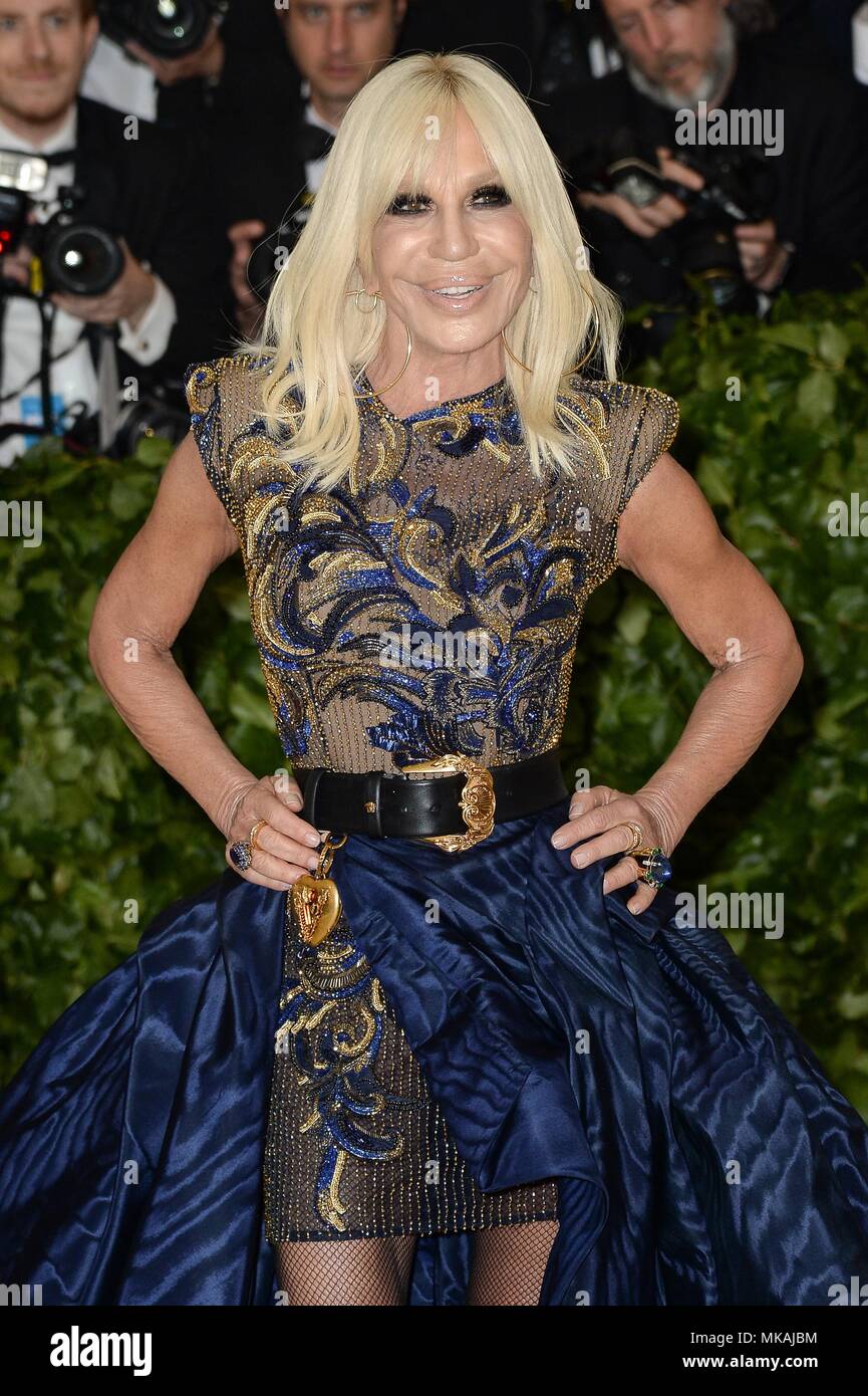 Donatella versace 2018 immagini e fotografie stock ad alta risoluzione Alamy