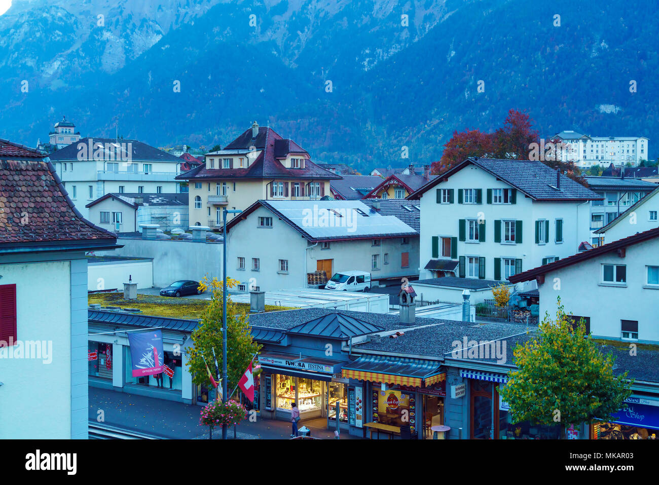 Interlaken, Svizzera - 17 Ottobre 2017: case tradizionali sulla centrale via dello shopping della città, centro del Berner Oberland Foto Stock