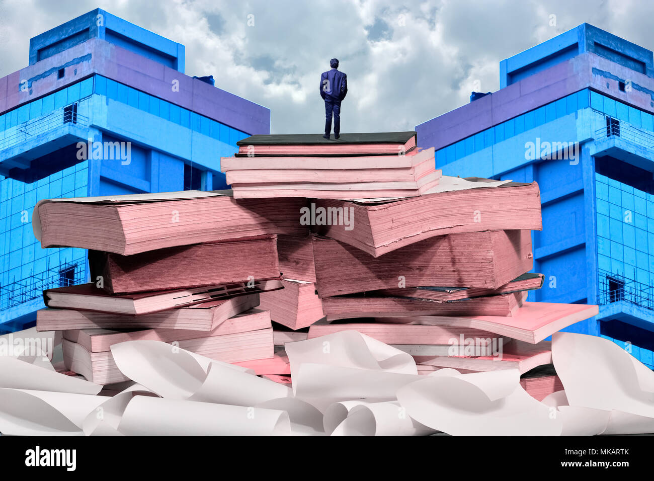 Business man in piedi sulla parte superiore dei libri Foto Stock