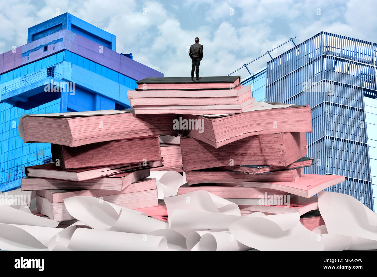 Business man in piedi sulla parte superiore dei libri Foto Stock