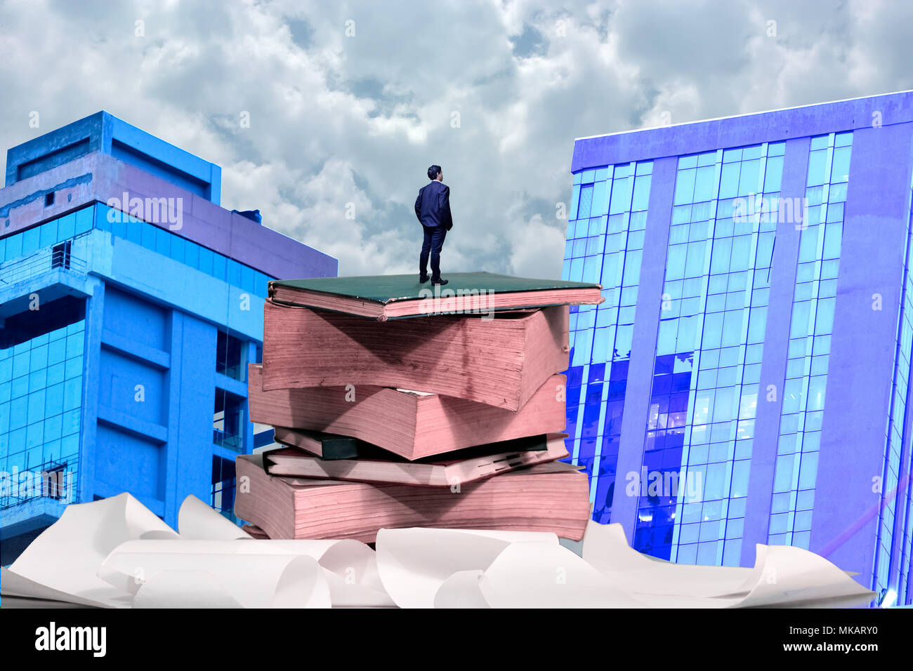 Business man in piedi sulla parte superiore dei libri Foto Stock