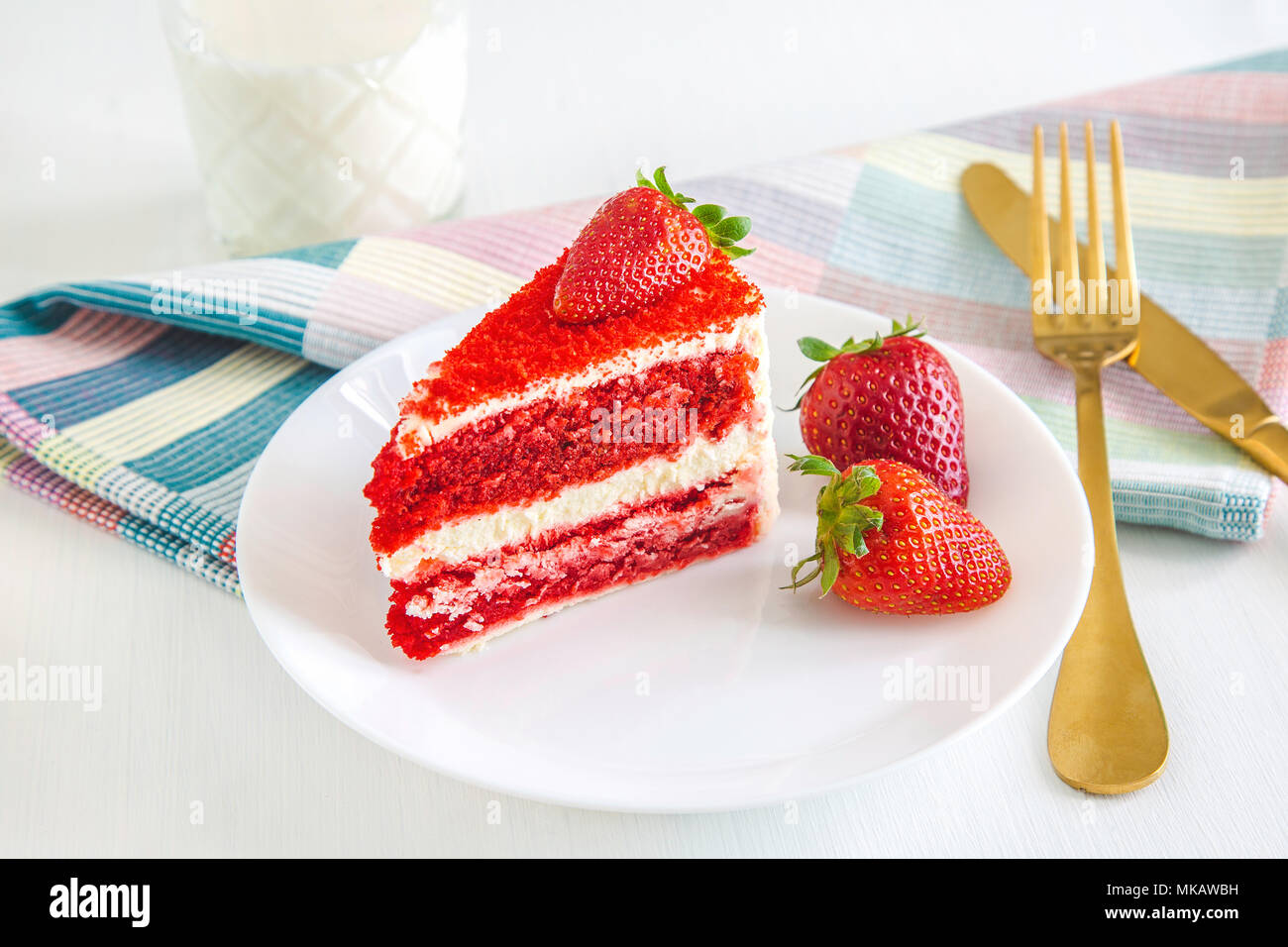 Torta rossa del velluto impostato per un dessert di nizza Foto Stock