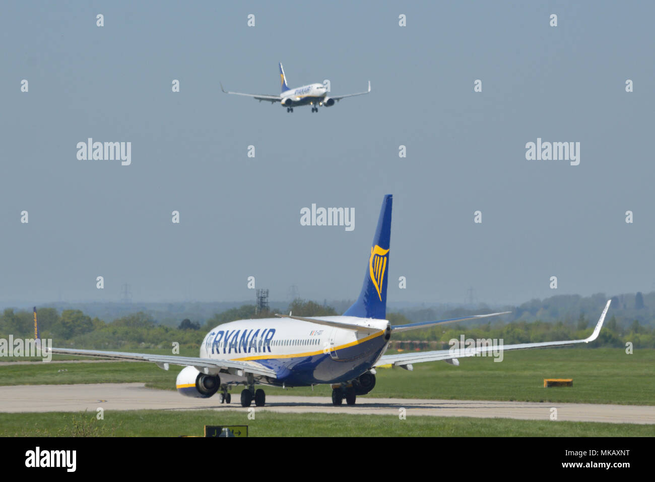Due aerei Ryanair a Londra Stansted Foto Stock