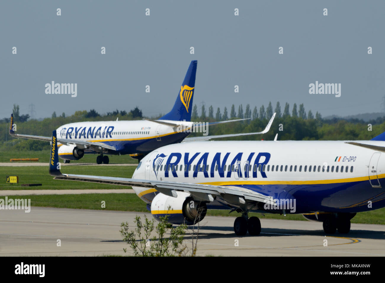 Due aerei Ryanair a Londra Stansted Foto Stock