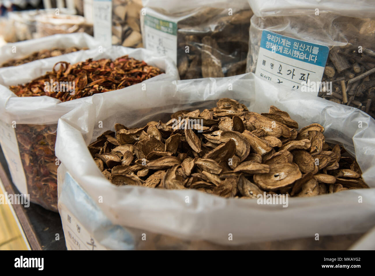 Si tratta di una fotografia scattata nella più grande medicina cinese mercato in Seoul. Varie erbe medicinali sono visti. Foto Stock
