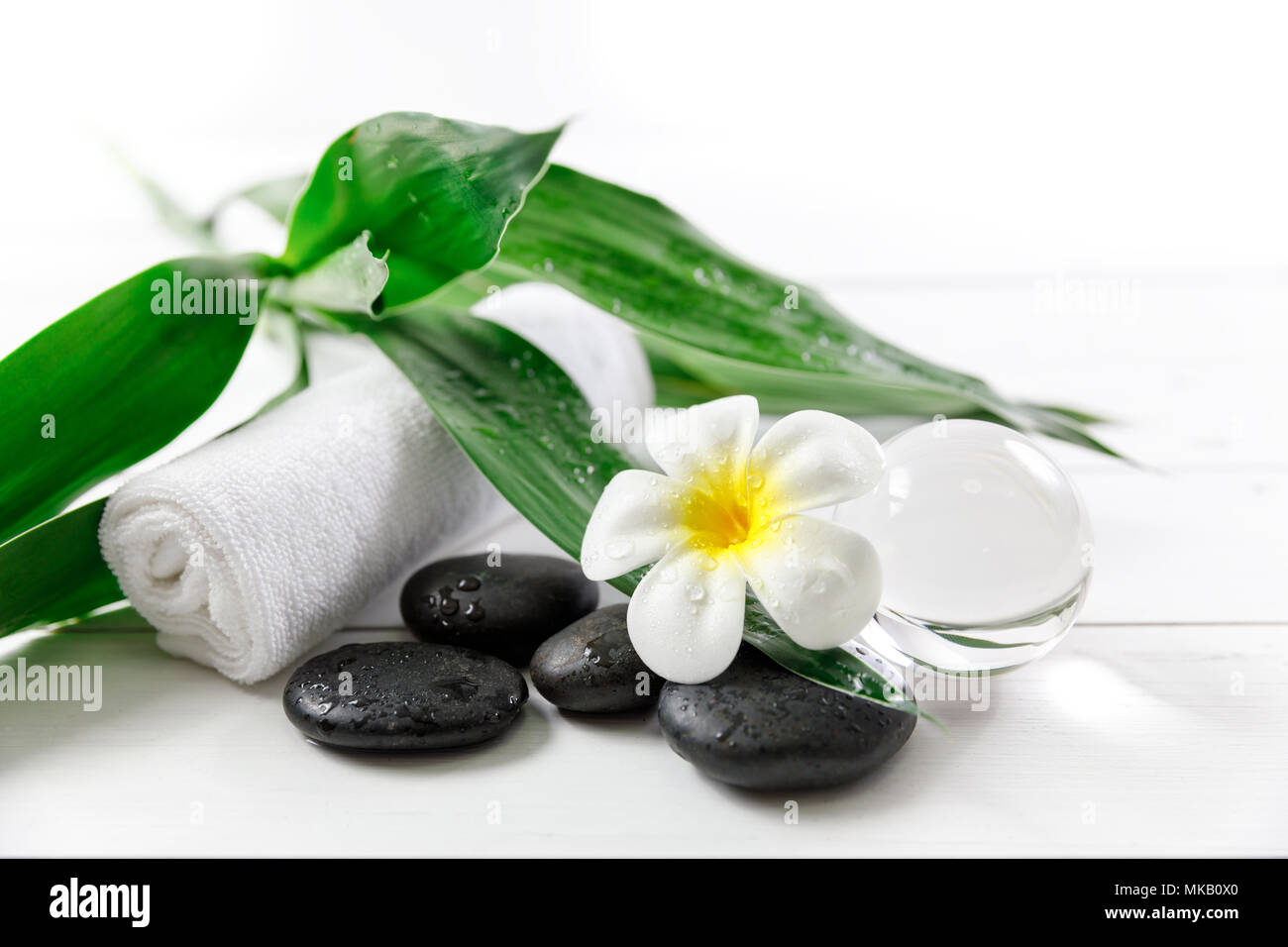 Concetto di spa con candela, pietra, fiore e bambù, relax Foto Stock