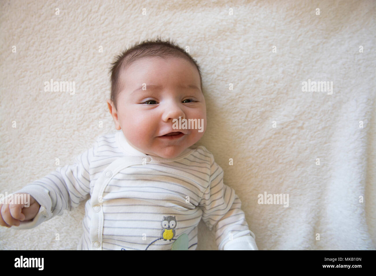 2 mese fa baby boy su una coltre bianca Foto Stock