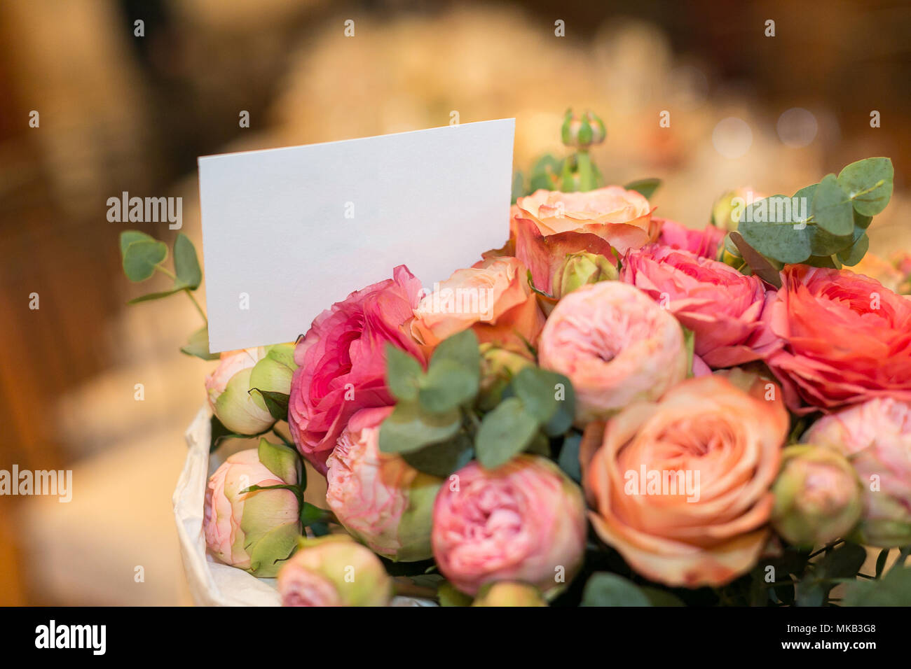La composizione floreale, presente, il concetto di matrimonio. close up di bellissime rose e peonie raccolti in un unico bouquet affascinante con una piccola scheda di pulizia speciale f Foto Stock