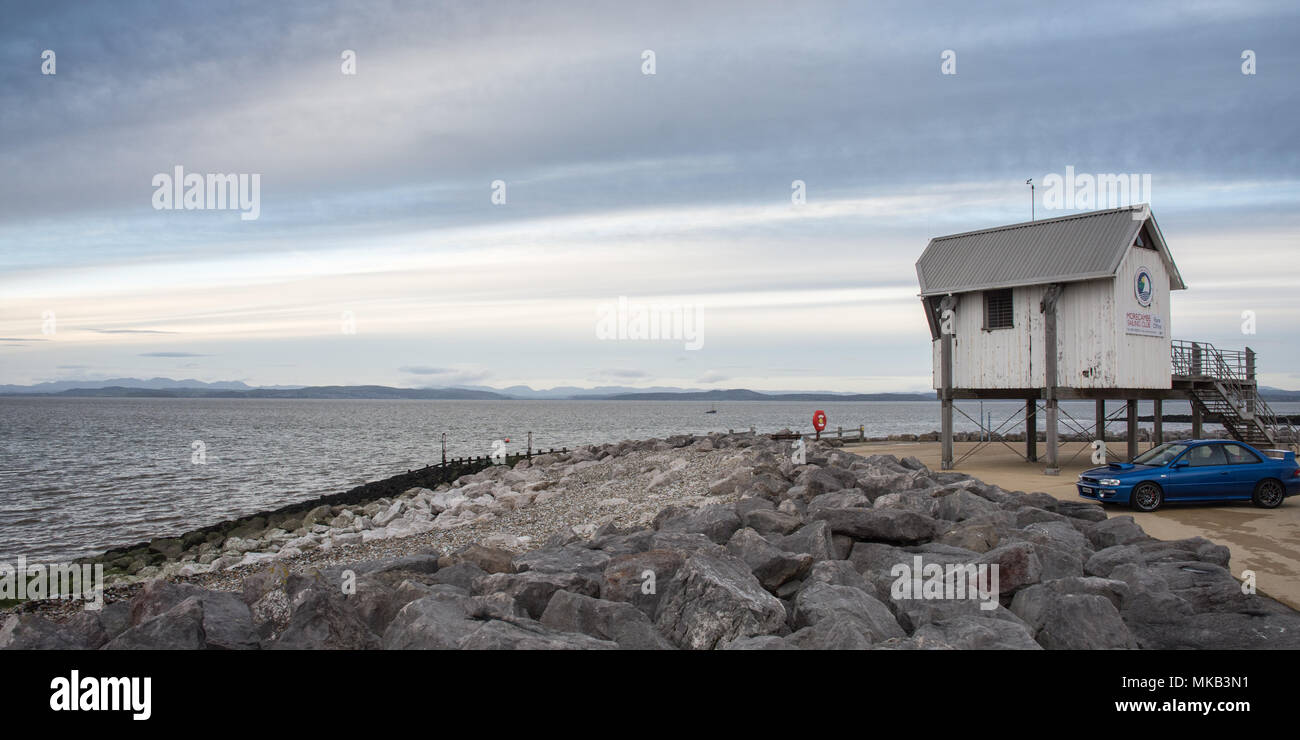 Morecambe, England, Regno Unito - 11 Novembre 2017: Il Morecambe Sailing Club edificio si affaccia sulle acque della baia di Morecambe situata nel mare d' Irlanda dal Mar Foto Stock