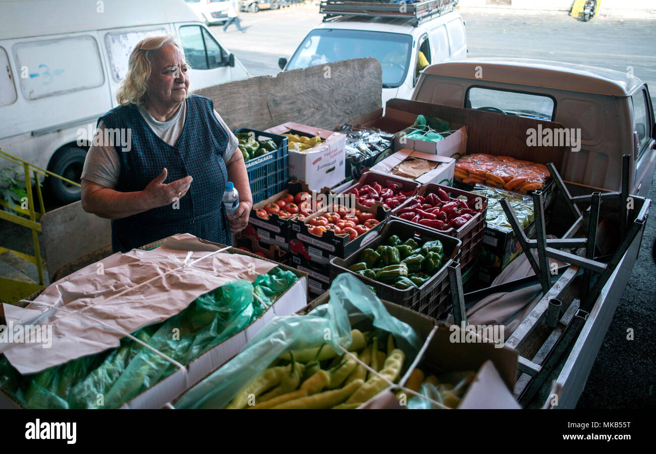 A 73 anni carichi di donna il suo veicolo con casse di Ortaggi Frutta & Verdura in Atene, Grecia. ©Elias Verdi/Alamy Stock Foto Foto Stock