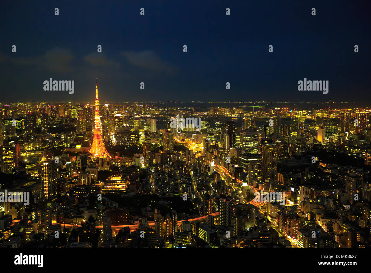 Vista aerea di Tokyo di notte illuminata con la mitica Torre di Tokyo nel quartiere Minato, Tokyo, Giappone. Foto Stock