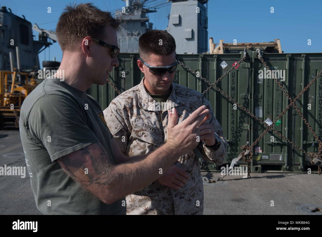 La USS Pearl Harbor (LSD 52) condusse un'esercitazione di addestramento a combustione programmata con la 15th Marine Expeditionary Unit il 28 novembre 2017, nell'area delle operazioni della 5th Fleet. La documentazione fotografica d'archivio documenta le operazioni della nave da sbarco anfibia, le procedure di smaltimento degli ordigni esplosivi e l'addestramento logistico di combattimento. Foto Stock
