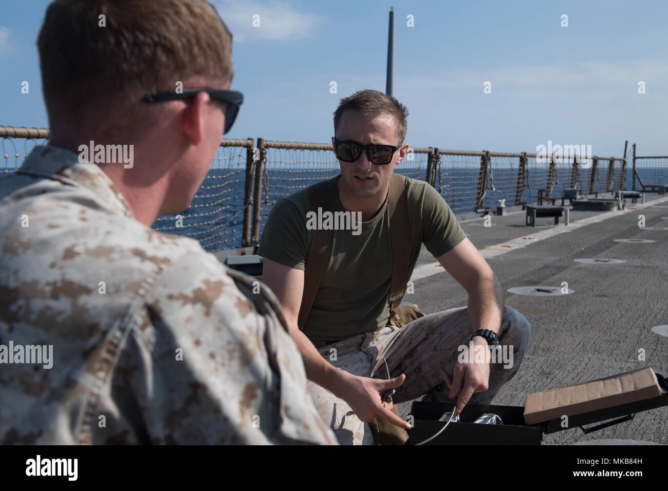 La USS Pearl Harbor (LSD 52) condusse un'esercitazione temporizzata di combustione a bordo del ponte di volo il 28 novembre 2017, con la 15th Marine Expeditionary Unit. La documentazione fotografica d'archivio documenta le procedure di smaltimento degli ordigni esplosivi, le operazioni su navi da sbarco anfibie e l'addestramento logistico di combattimento. Foto Stock