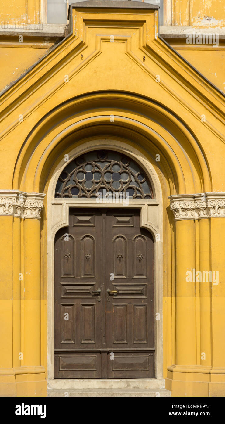 Gotico giallo cancello chiuso della chiesa Foto Stock