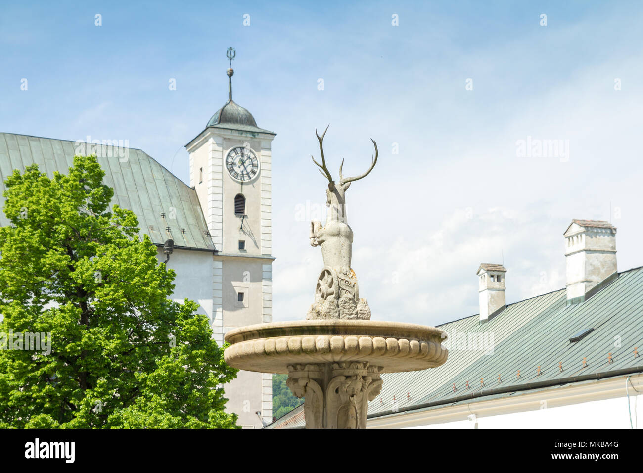 Statua di cervi simbolo della famiglia Palfy su Cerveny Kamen castle in Slovacchia Foto Stock