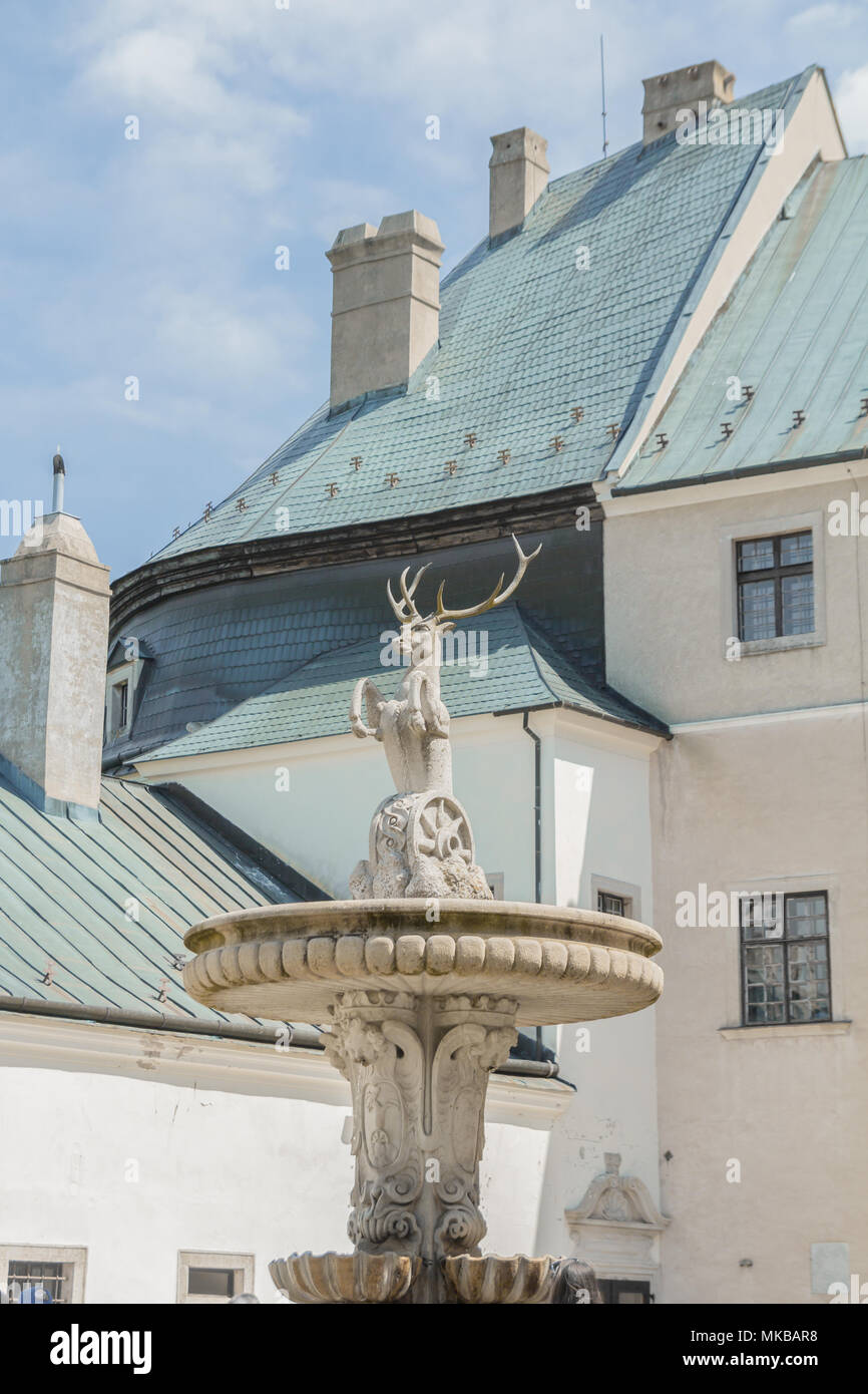 Statua di cervo sulla fontana. Cerveny Kamen castle in Slovacchia Foto Stock