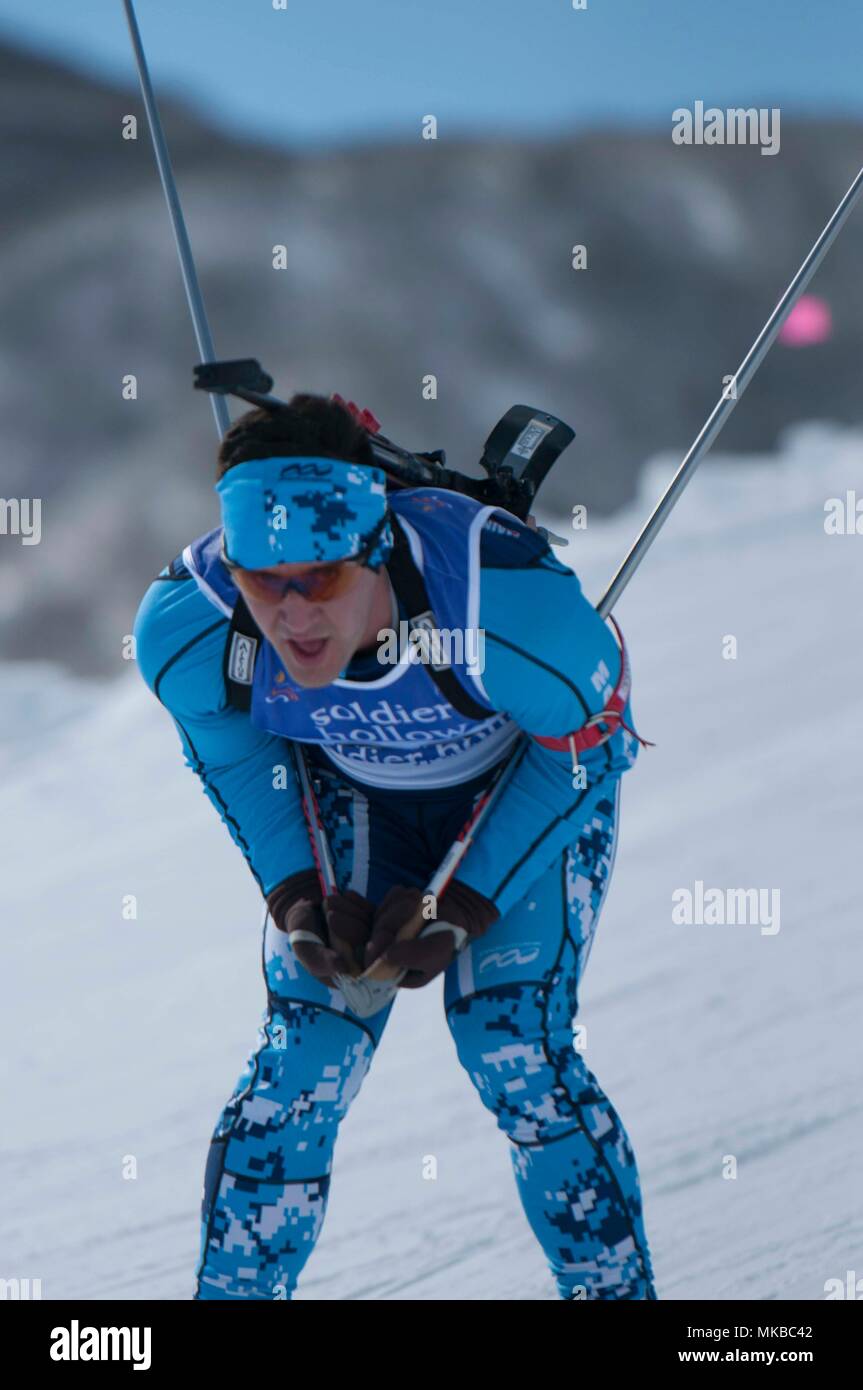 1LT. John Hobbs del Maine La Guardia Nazionale scende il vertice, appropriatamente intitolato "il muro", mentre a competere in capo la Guardia Nazionale Bureau del campionato di biathlon, Domenica 25 Febbraio presso soldato cava, Utah. Il 2018 segna il primo anno il biathlon event è stata trattenuta in stato di alveare. Foto Stock