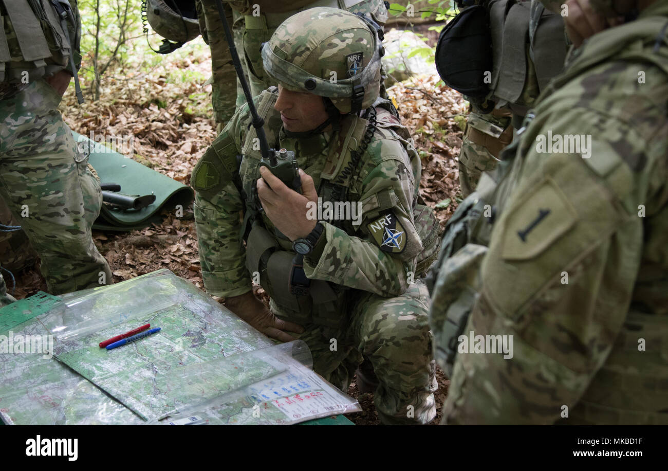 Soldati con il Georgian Forze terrestri Parcella punti e coordinare le missioni di incendio con i soldati della seconda brigata corazzate contro la squadra, 1a divisione di fanteria, Fort Riley, Kansas, durante l esercizio fisico combinato risolvere X a Hohenfels Area Formazione, Germania, 4 maggio 2018. Esercizio combinato di risolvere X è un'U.S. Esercito Europa serie di esercizio si tiene due volte l anno nel sud-est della Germania. L'obiettivo della produzione combinata di risolvere è quello di preparare le forze in Europa a lavorare insieme per promuovere la stabilità e la sicurezza nella regione. (U.S. Esercito foto di Spc. Andrew McNeil / 22nd Mobile degli affari pubblici distacco) Foto Stock