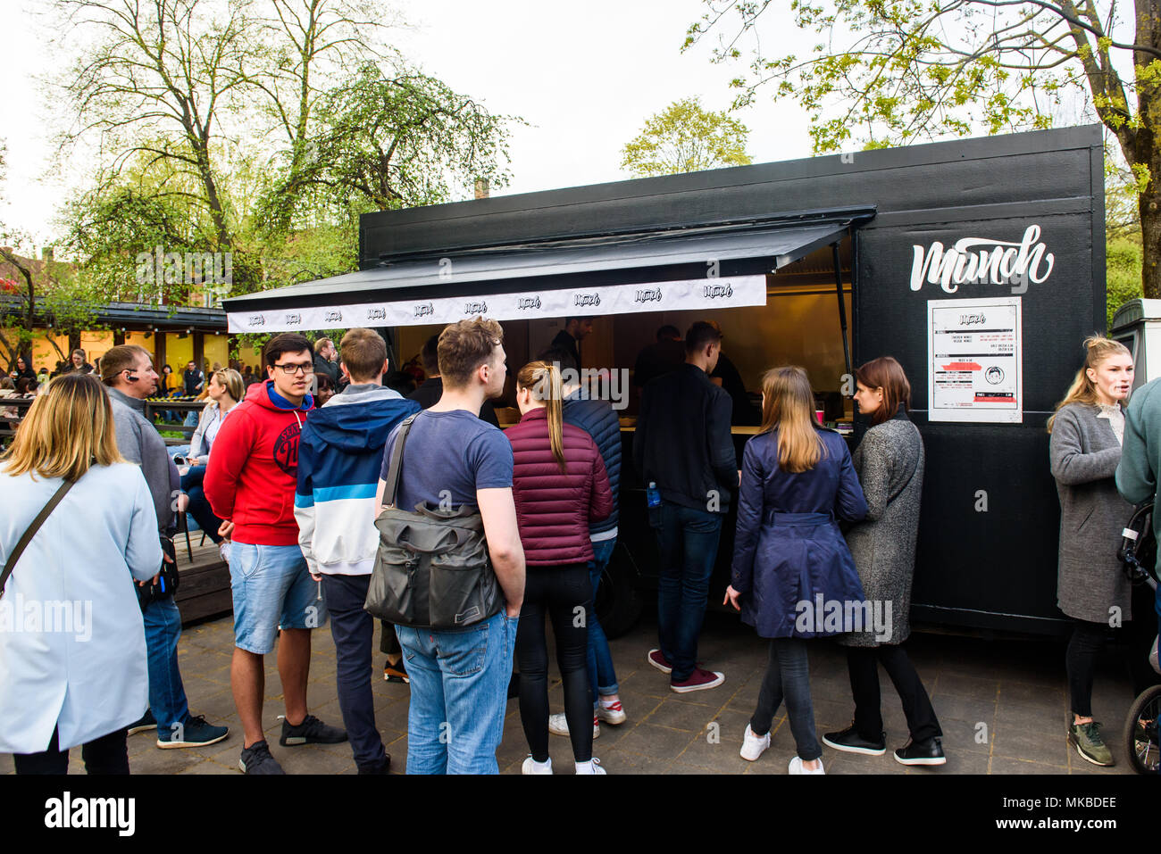 02.05.2018. RIGA, Lettonia. Le persone sono in attesa in linea per ottenere prodotti alimentari a Street Food festival evento di apertura a Riga, Lettonia Foto Stock