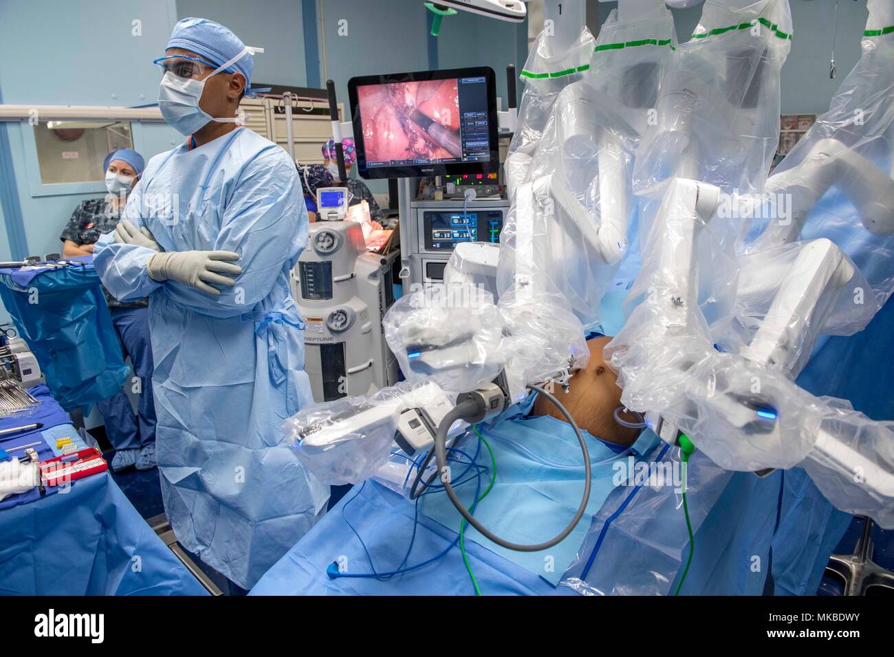 180504-N-RM689-0283 Trincomalee, Sri Lanka (4 maggio 2018) Hospitalman Dyllon R. Canady, assegnati ai militari di comando Sealift nave ospedale USNS misericordia (T-AH 19) per Pacific Partnership 2018 (PP18), stand by per assistere i chirurghi durante il primo robot-assisted intervento chirurgico su un paziente mentre a bordo della misericordia utilizzando il Da Vinci Robot XI sistema chirurgico. PP18's missione è lavorare collettivamente con host e nazioni partner per migliorare l'interoperabilità a livello regionale di emergenza e capacità di risposta, aumentare la stabilità e la sicurezza nella regione e favorire la nascita di nuove e durature amicizie al di là del Indo-Paci Foto Stock