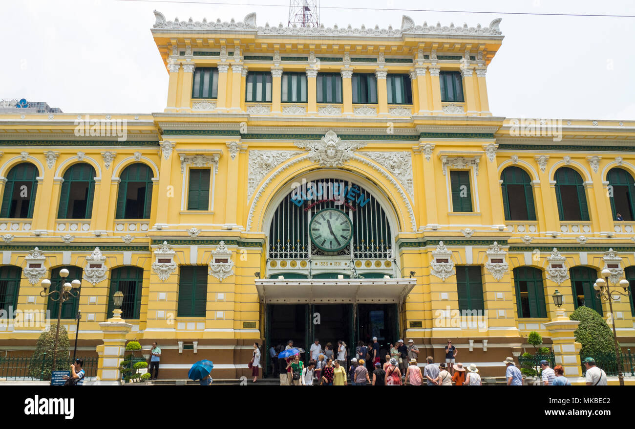 Architettura coloniale francese facciata di l'Ufficio Postale centrale Città di Ho Chi Minh, Vietnam. Foto Stock