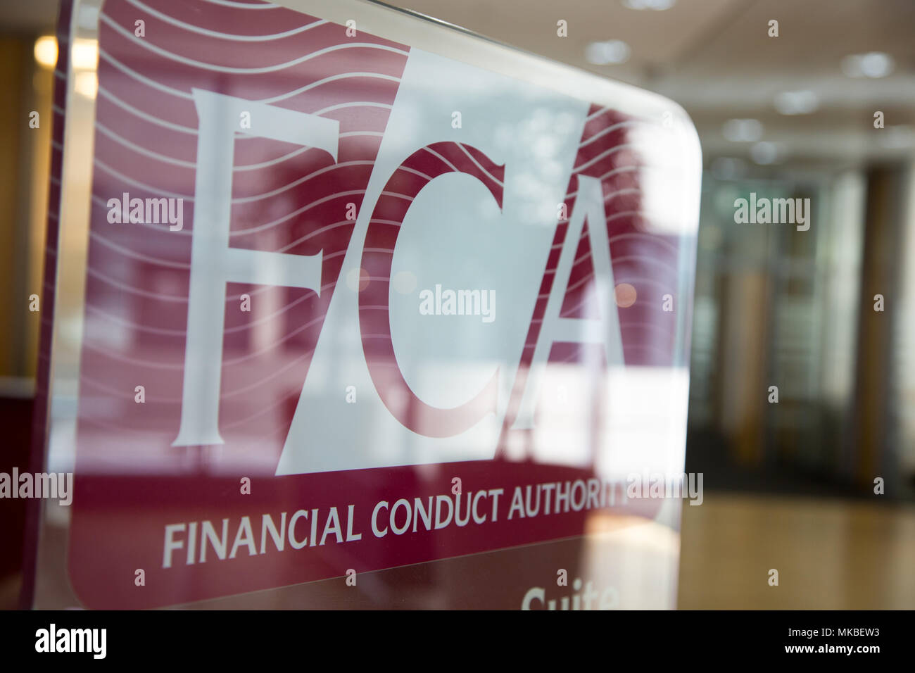 La condotta finanziaria competente (FCA) uffici, Nord colonnato, Docklands di Londra. Al piano di sopra la reception che mostra il logo aziendale Foto Stock