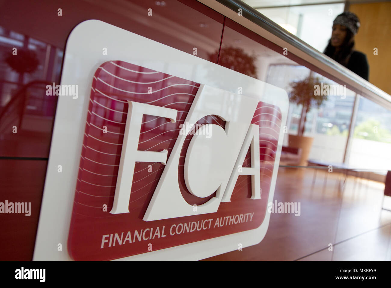 La condotta finanziaria competente (FCA) uffici, Nord colonnato, Docklands di Londra. Al piano di sopra la reception che mostra il logo aziendale Foto Stock