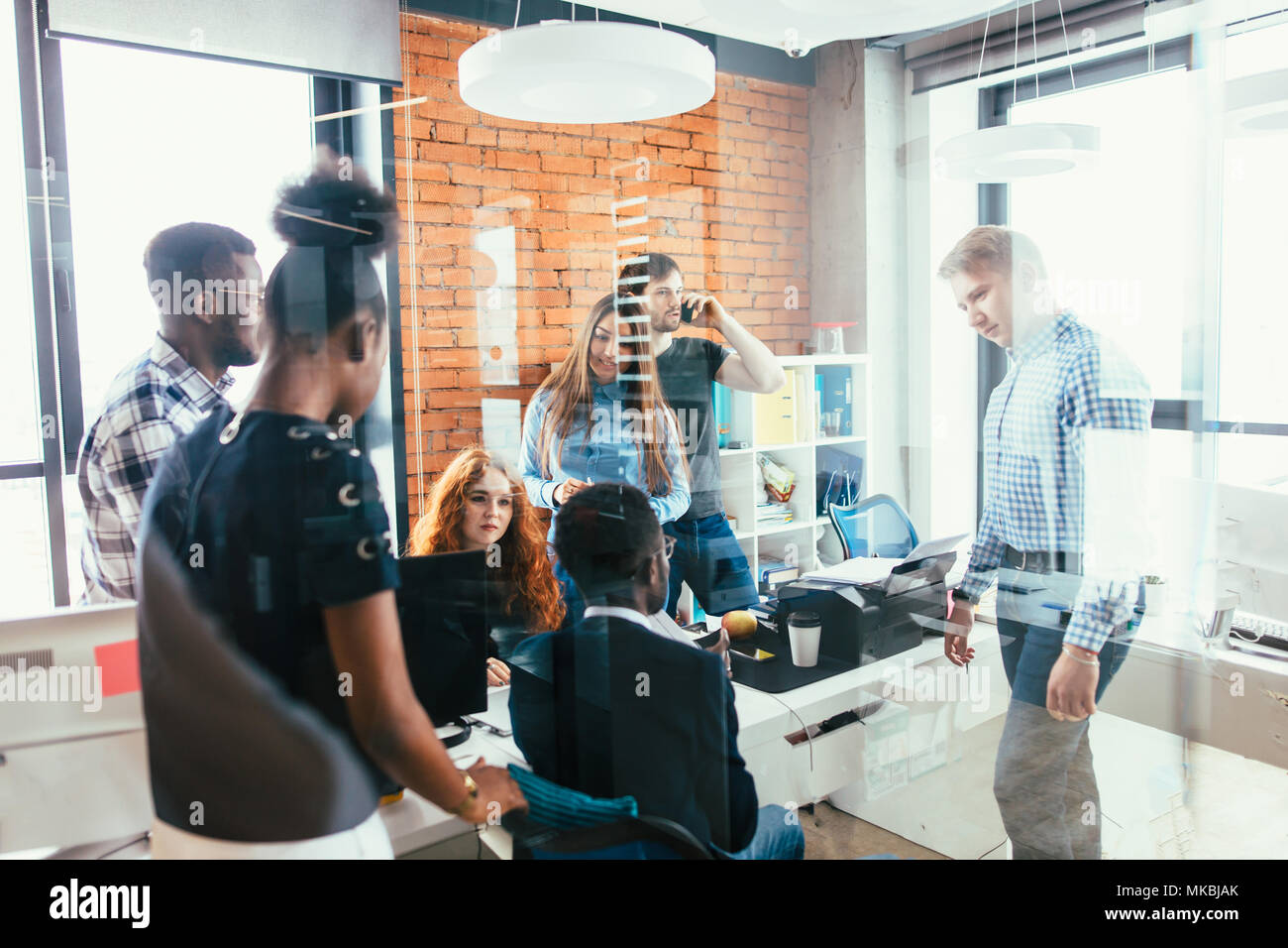 Incontro dei membri di startup business che gestione infuria la propria azienda Foto Stock