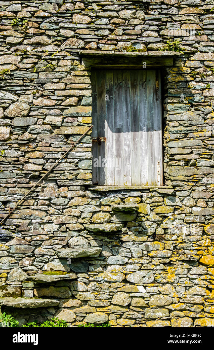 Porta di legno nel fienile muro, nella valle di Troutbeck, vicino a Windermere, Lake District, Cumbria Foto Stock