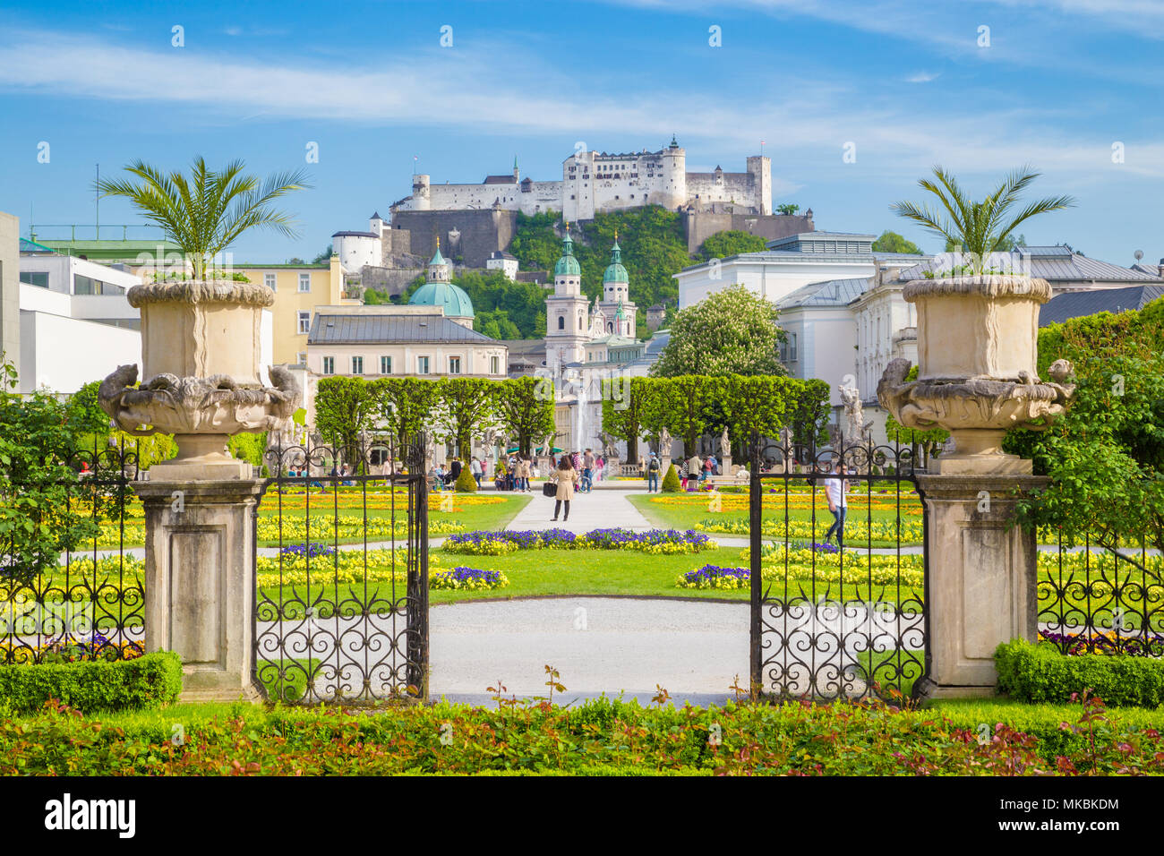 Visualizzazione classica dei famosi giardini Mirabell con la vecchia storica fortezza di Hohensalzburg in background su una bella giornata di sole con cielo blu e clou Foto Stock