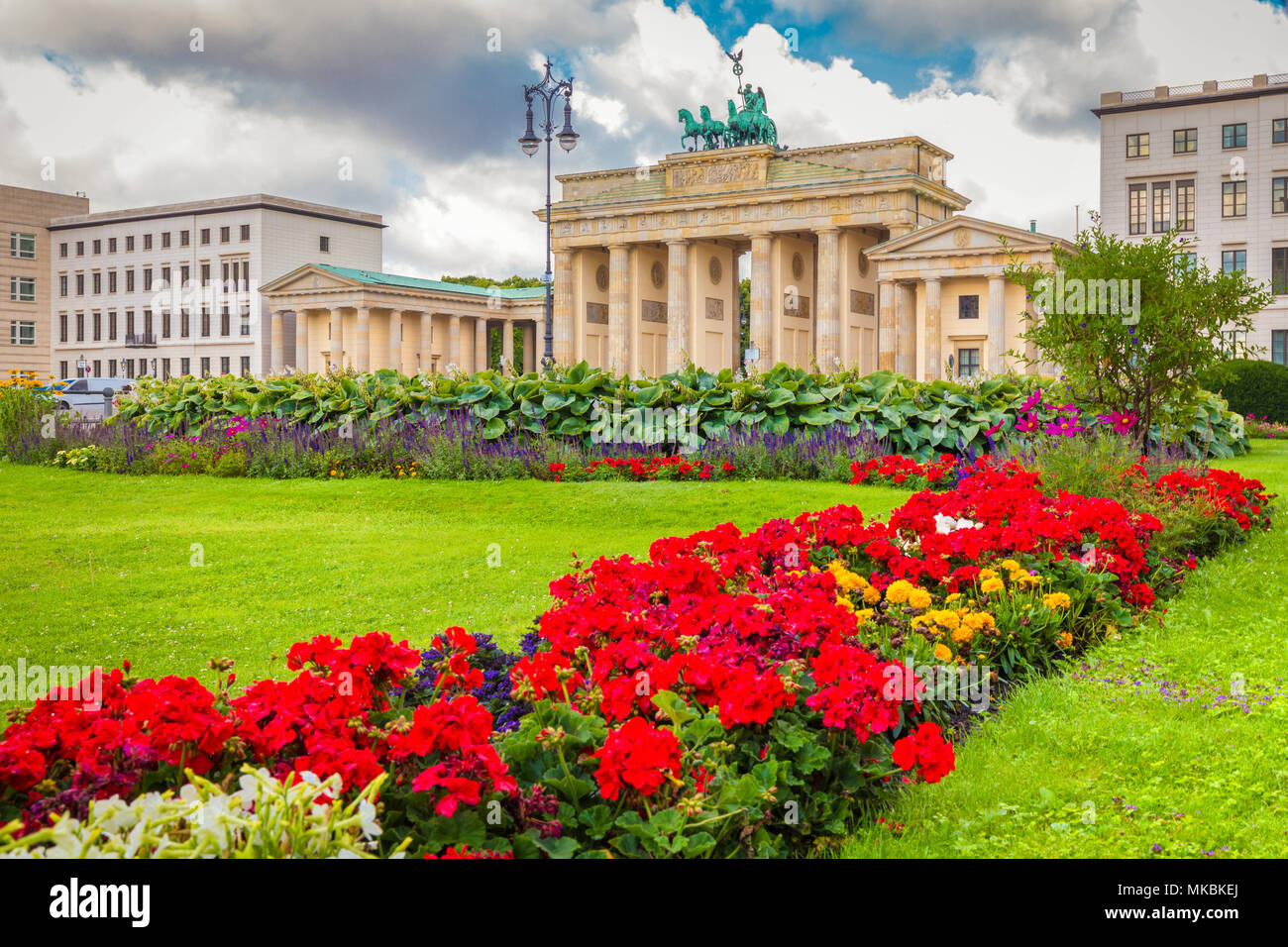 Visualizzazione classica della famosa Porta di Brandeburgo a Pariser Platz, uno dei più noti monumenti e simboli nazionali della Germania, in una bella giornata di sole in Foto Stock