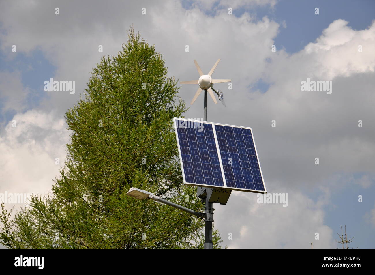 La potenza elettrica in montagna, turbina eolica, fotovoltaica, elettricità, energia, ecologia Foto Stock