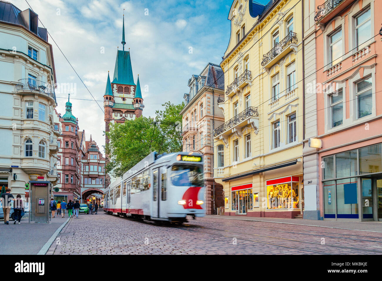 Città storica di Freiburg im Breisgau con il famoso Freiburg Minster cattedrale in bella luce mattutina, membro del Baden-Wurttemberg, Germania sud-occidentale Foto Stock