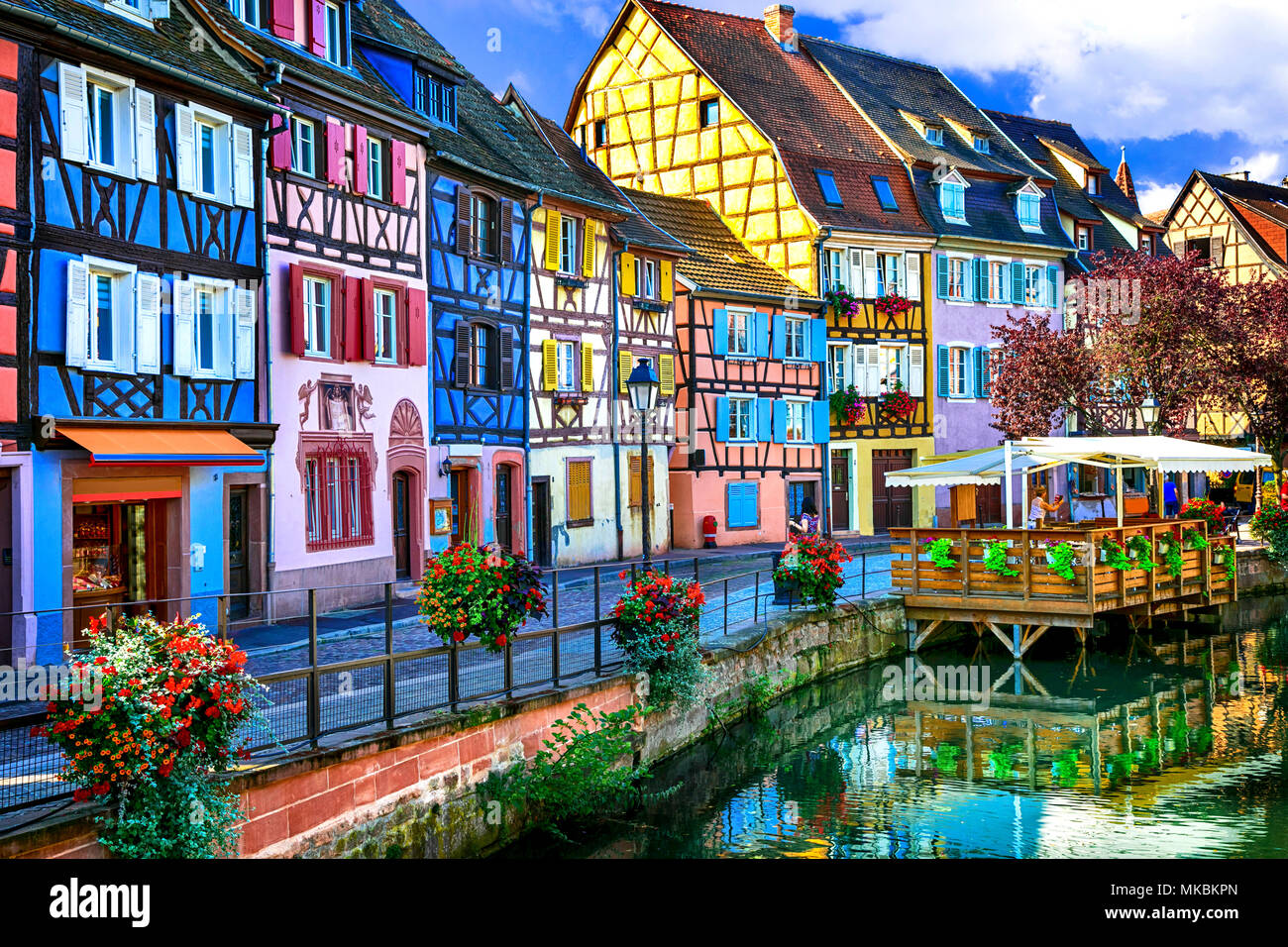 Bella città di Colmar,vista con metà case con travi di legno e la decorazione floreale,l'Alsazia, Francia. Foto Stock