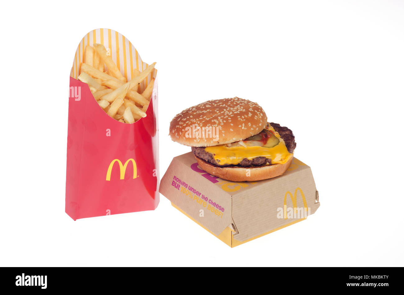 McDonald's nuovo carni fresche bovine trimestre pounder con formaggio e patatine fritte di grandi dimensioni. Questo nuovo non freschi carni bovine congelate burger laminati fuori a livello nazionale negli Stati Uniti nel maggio 2 Foto Stock