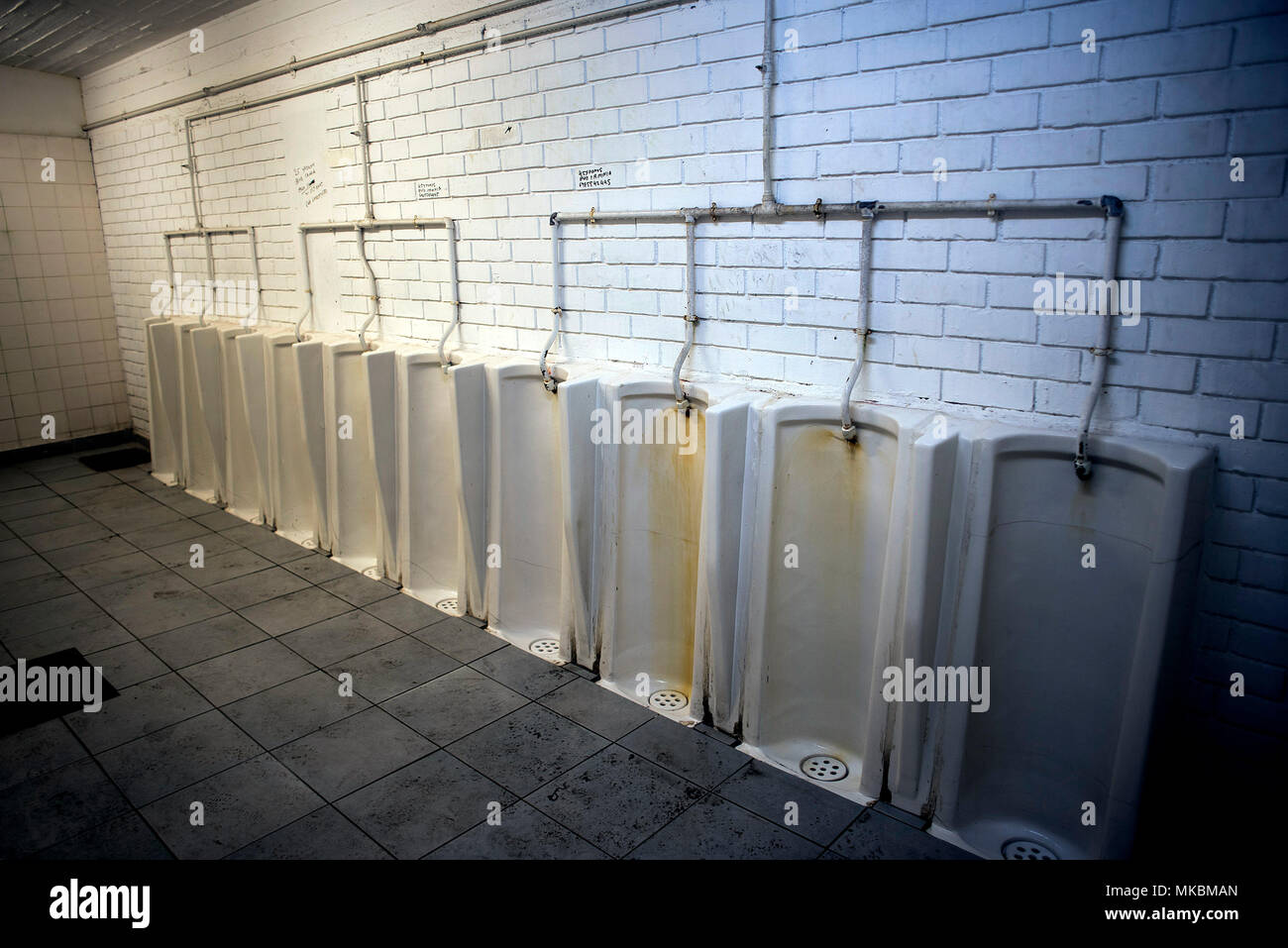 Orinatoi maschio in un bagno pubblico a Atene, Grecia. ©Elias Verdi/Alamy Stock Foto Foto Stock