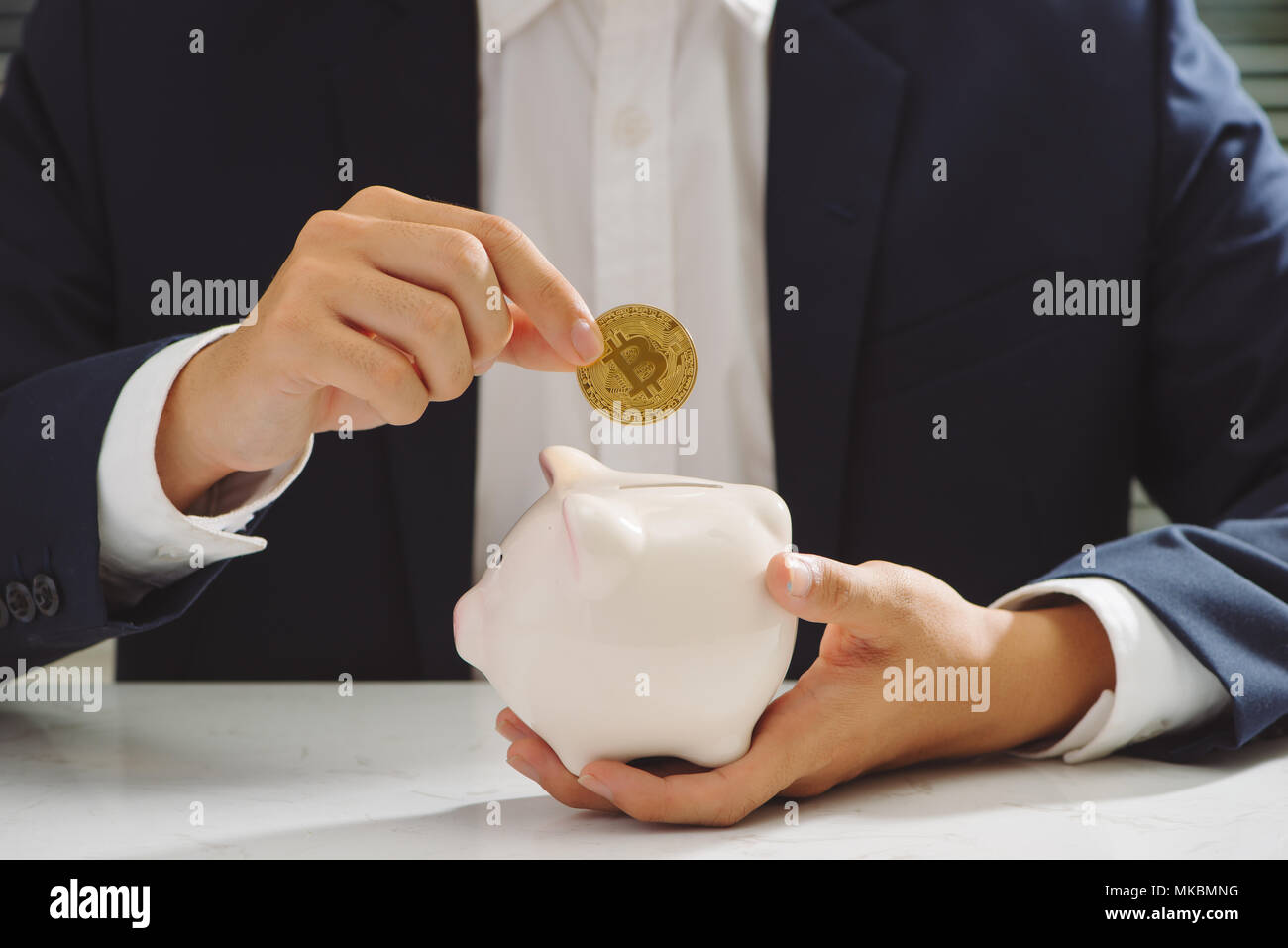 Imprenditore mettere bitcoin di salvadanaio, bit coin BTC il nuovo virtual denaro elettronico, il concetto di investimento Foto Stock