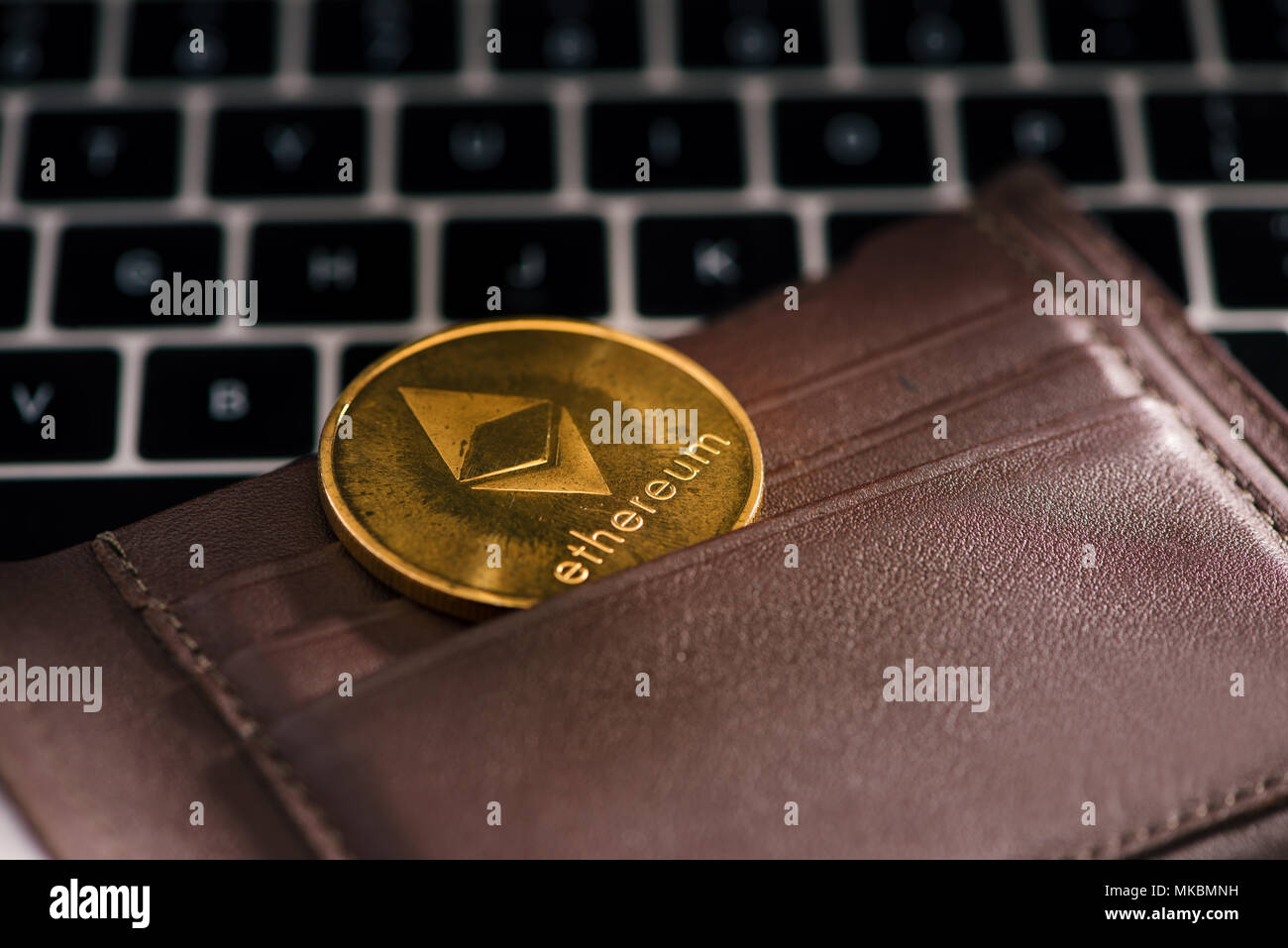 Moneta virtuale wallet. Ethereum moneta in oro. Concetto Cryptocurrency. Foto Stock