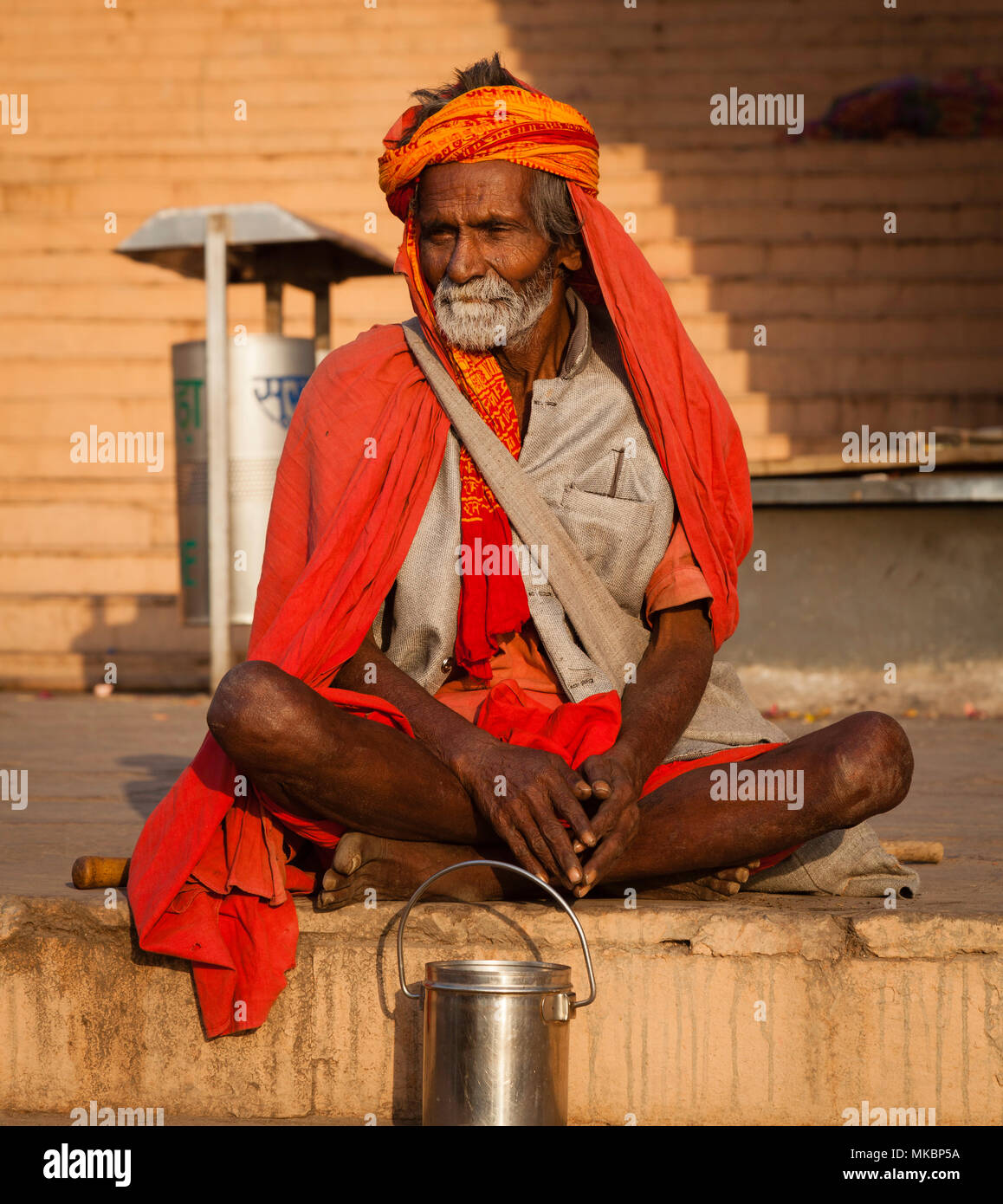 Un gentiluomo indù sembra pacificamente su come va il mondo intorno a lui a Varanasi. Foto Stock
