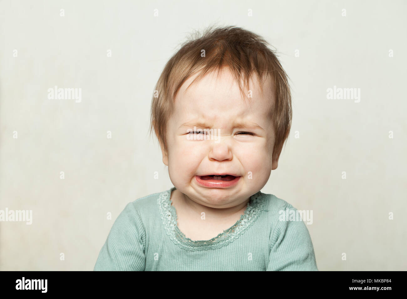 Il bambino piange, ritratto. Piccolo bambino di 6 mesi di età Foto Stock