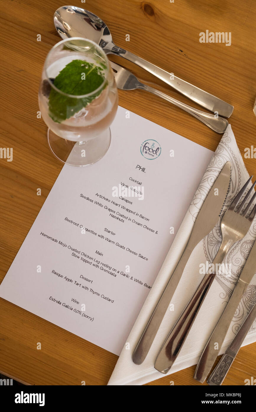 Menu personalizzati con bevande analcoliche per un segreto cena evento presso il Deli sulla collina la notte spagnola, Puerto Santiago, Tenerife. Foto Stock