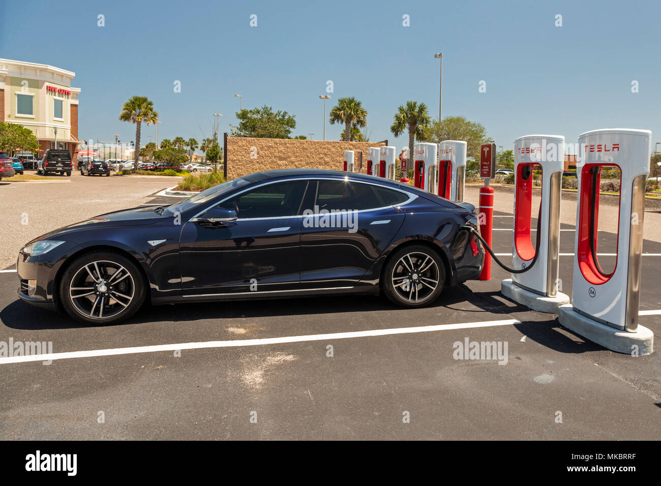 West Melbourne Florida - un modello di Tesla S carica a un auto elettrica Supercharger stazione. Foto Stock