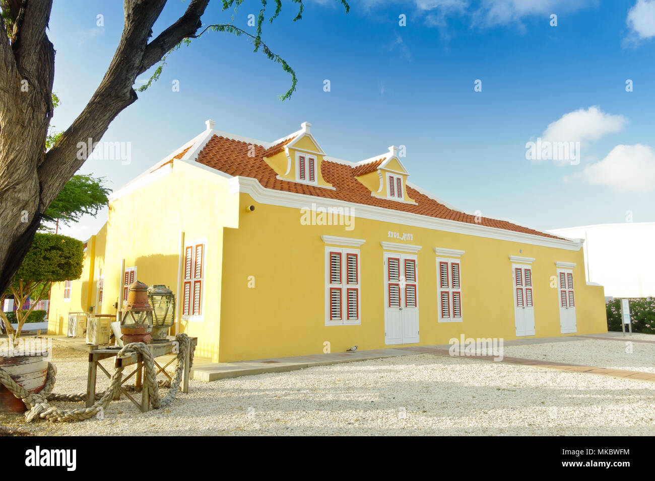 Casa colorati in architettura coloniale olandese di Oranjestad, sull'isola caraibica di Aruba, Gennaio 2018 Foto Stock