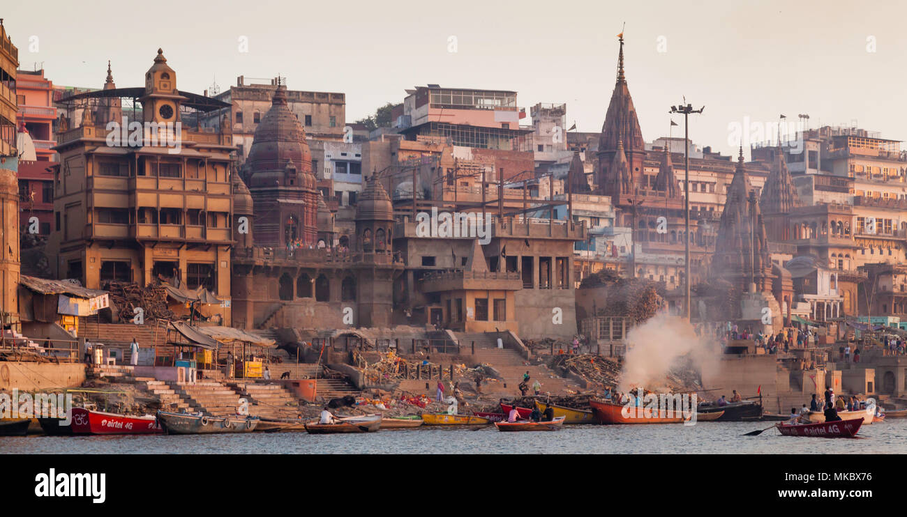 Manikarnika Ghat è uno dei la più santa tra le sacre riverfronts, a fianco del fiume Gange. Si ritiene che un morto anima trova la salvezza Foto Stock