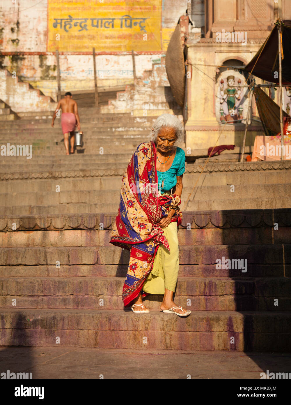 Uno dei centinaia di dedica che rendono il loro modo ogni mattina per fare il bagno nel Gange. Foto Stock