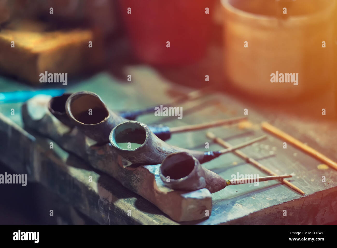 Un decoratore di ceramica ceramica strumenti di pittura piena di vernice. Strumenti vintage, look vintage Foto Stock